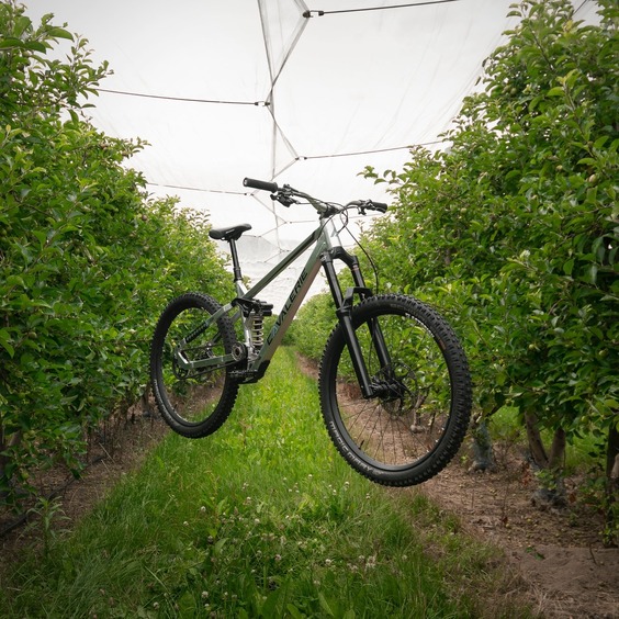 Floating in the middle of an apple orchard.

photo: @batiste.nos 

#gearbox #effigear #cavaleriebikes #mtb #gearboxmtb #carbondrivebelt