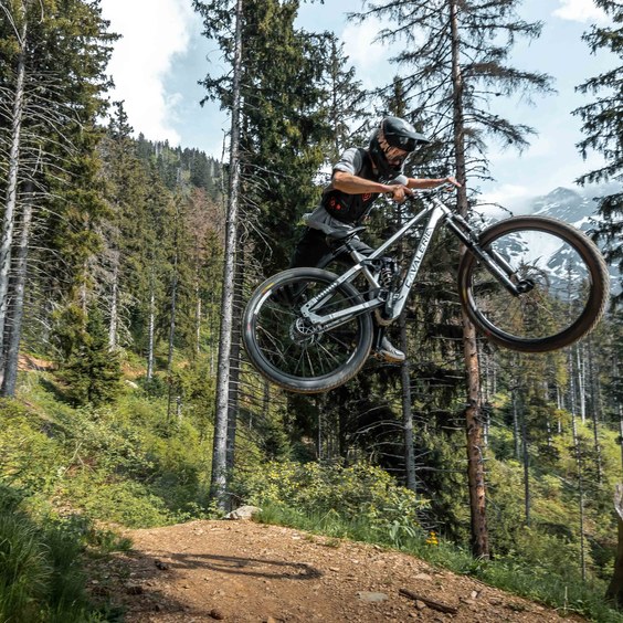 Nac-nac with style never disapoints.

Rider: @lolo_tr 
Photo: @batiste.nos 

#gearbox #effigear #cavaleriebikes #mtb #gearboxmtb #carbondrivebelt #nacnac #whip #tabletop #steeze